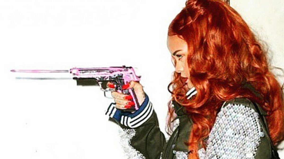 Rihanna leker med leksaksvapen. 
